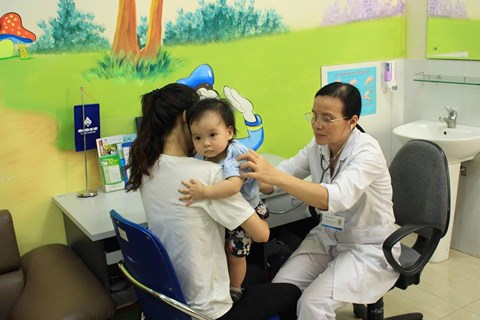 Phụ huynh phát sốt khi con được hẹn tiêm phòng 6 mũi vaccine/tháng - Ảnh 1.