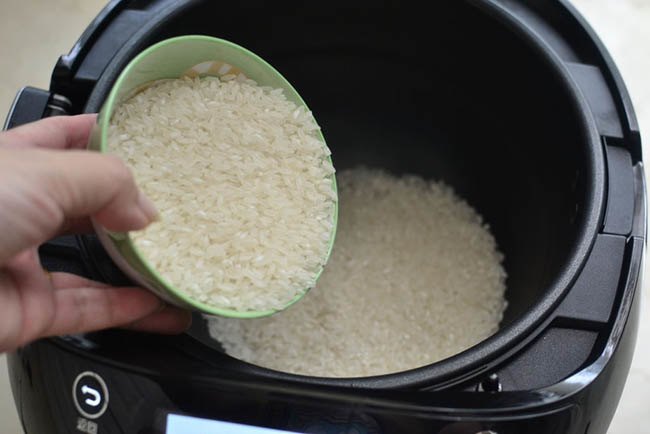 Đổ nguyên liệu cùng gạo vào nồi cơm điện, nửa tiếng sau cả nhà lại được món ngon nhớ đời - Ảnh 1.