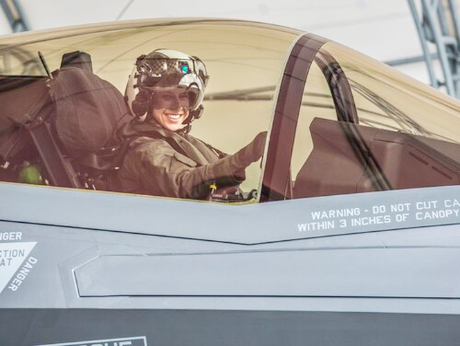 Nữ phi công lái máy bay tiêm kích chiến đấu F-35A đầu tiên của Mỹ - Ảnh 1.