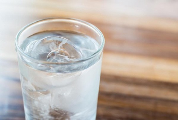 Sợ viêm họng vì uống nước lạnh, chỉ cần lưu ý 8 điều sau có thể uống thoải mái - Ảnh 1.