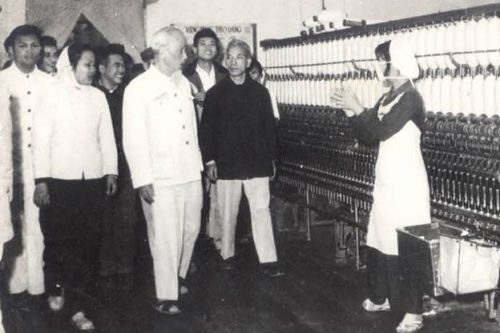 Bác Hồ thăm Nhà máy dệt 8/3 năm 1965