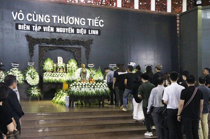 Đám tang nữ MC VTVCab 29 tuổi qua đời: Mẹ ruột ngất xỉu, đồng nghiệp nghẹn ngào tiếc thương - Ảnh 5.