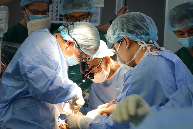 Trái tim người phụ nữ chết não ở Hà Nội hồi sinh nam bệnh nhân tại TP.HCM - Ảnh 1.