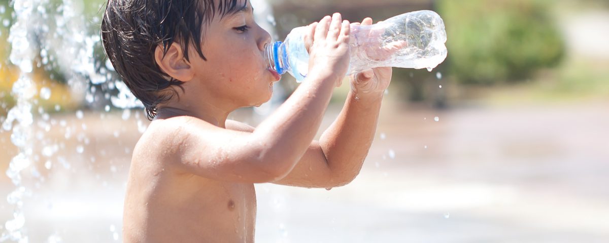 Phòng tránh mất nước cho trẻ khi phải đi học trong hè - Ảnh 2.