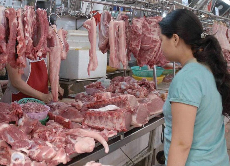 3 bài toán chi tiêu của bà nội trợ Việt thông thái khi đi chợ lúc thịt lợn tăng giá 200.000 đồng/kg để không phải bỏ thêm tiền ăn mà vẫn có thịt cá hàng ngày - Ảnh 1.