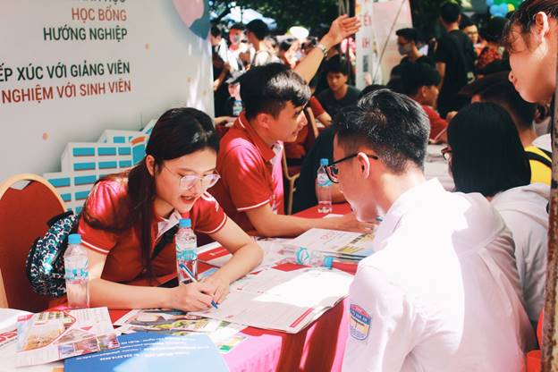 Ngày hội tư vấn tuyển sinh năm thứ 18 thu hút hàng nghìn học sinh, phụ huynh - Ảnh 4.