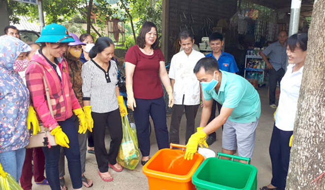 Phụ nữ Chiêm Hóa lan toả phong trào thu gom, tái chế rác thải nhựa trong cộng đồng  - Ảnh 1.