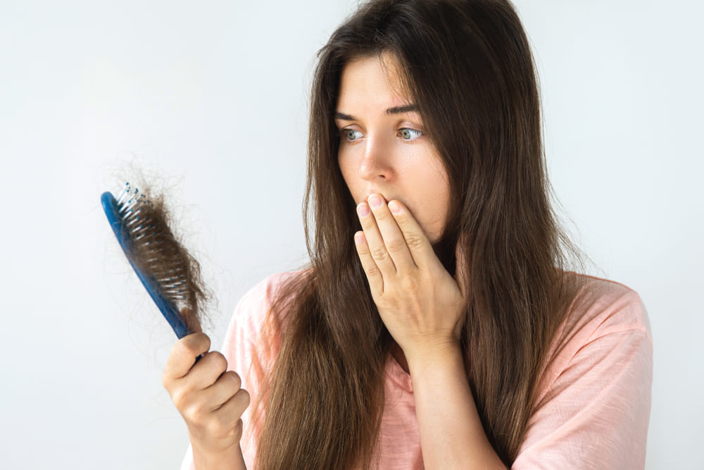 Rụng tóc: Nguyên nhân và cách ngăn ngừa rụng tóc - Ảnh 2.