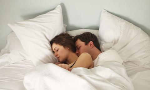 Nghiên cứu chỉ ra những lợi ích không ngờ khi ngủ cùng bạn đời - Ảnh 2.