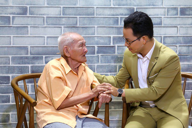 Ốc Thanh Vân mắt đỏ hoe khi nghe chuyện tình &quot;cổ tích&quot; của cụ ông 96 tuổi, vợ 60 tuổi - Ảnh 8.