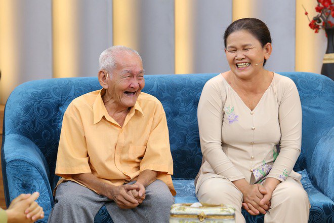 Ốc Thanh Vân mắt đỏ hoe khi nghe chuyện tình &quot;cổ tích&quot; của cụ ông 96 tuổi, vợ 60 tuổi - Ảnh 3.