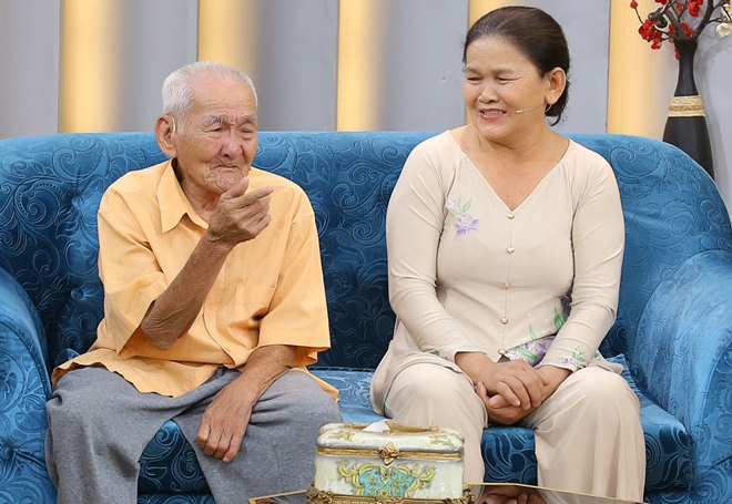 Ốc Thanh Vân mắt đỏ hoe khi nghe chuyện tình &quot;cổ tích&quot; của cụ ông 96 tuổi, vợ 60 tuổi - Ảnh 2.