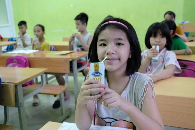 Quỹ sữa Vươn cao Việt Nam và Vinamilk trao tặng 120.000 ly sữa cho trẻ em Hà Nội - Ảnh 3.