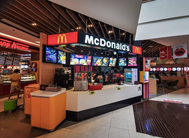 Nhân viên nữ của McDonald's bị quấy rối ngày càng đông, ở nhiều nước - Ảnh 1.