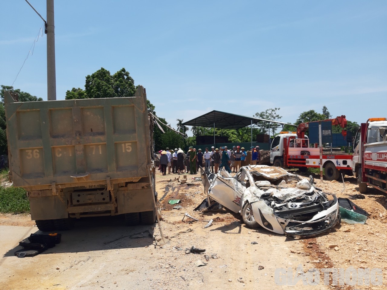 Vụ xe tải đè bẹp xe con khiến 3 người tử vong ở Thanh Hóa: Xe tải đã hết hạn đăng kiểm - Ảnh 1.