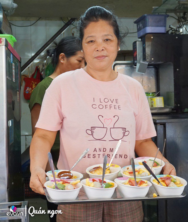 Bán hoa quả dầm nổi tiếng phố Tố Tịch, mẹ Hà Nội phục vụ không ngơi tay 1000 cốc/ngày - Ảnh 10.