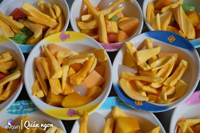 Bán hoa quả dầm nổi tiếng phố Tố Tịch, mẹ Hà Nội phục vụ không ngơi tay 1000 cốc/ngày - Ảnh 15.