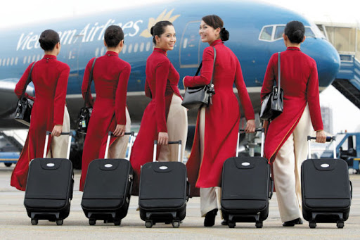 Nghe người trong nghề tiết lộ &quot;thân phận&quot; và thu nhập mỗi giờ bay của các cô tiếp viên hàng không mặc áo xanh, đỏ, vàng ở Vietnam Airlines   - Ảnh 1.