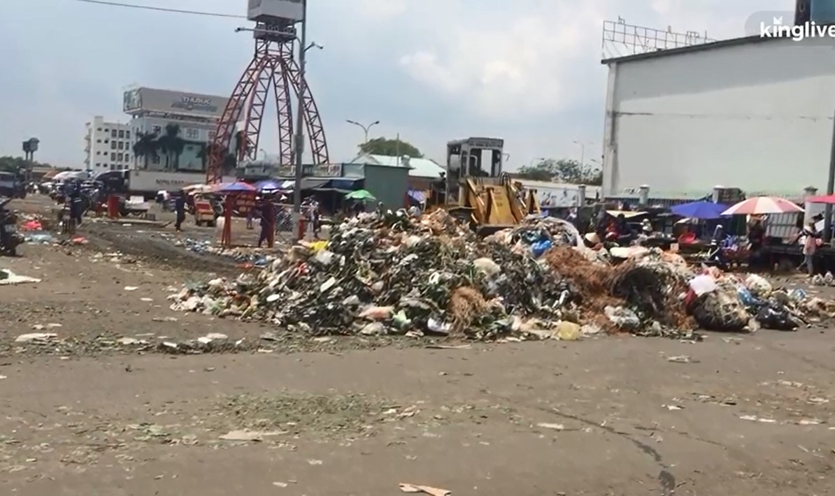 Ảnh: Chợ nông sản lớn nhất Sài Gòn &quot;ngập&quot; trong núi rác, báo động nguy cơ mất ATTP - Ảnh 7.