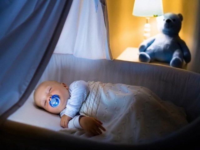 Chăm trẻ sơ sinh mà bật đèn ngủ cả đêm: Những tác hại không thể ngờ - Ảnh 2.