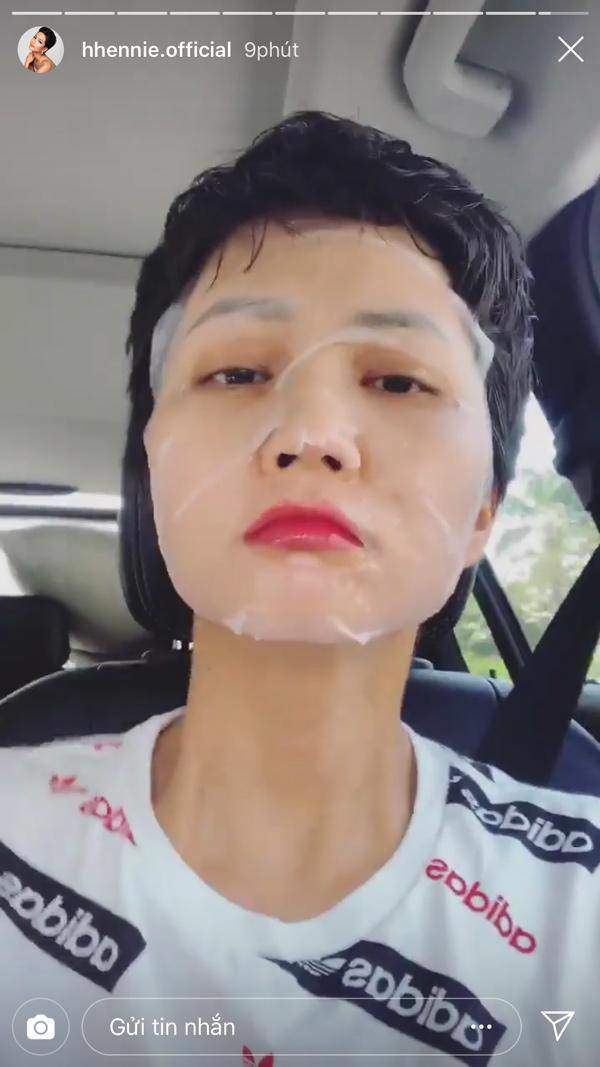 Bận rộn chăm con, Ốc Thanh Vân, Thanh Hương đắp mặt nạ dưỡng da khi lái xe - Ảnh 11.