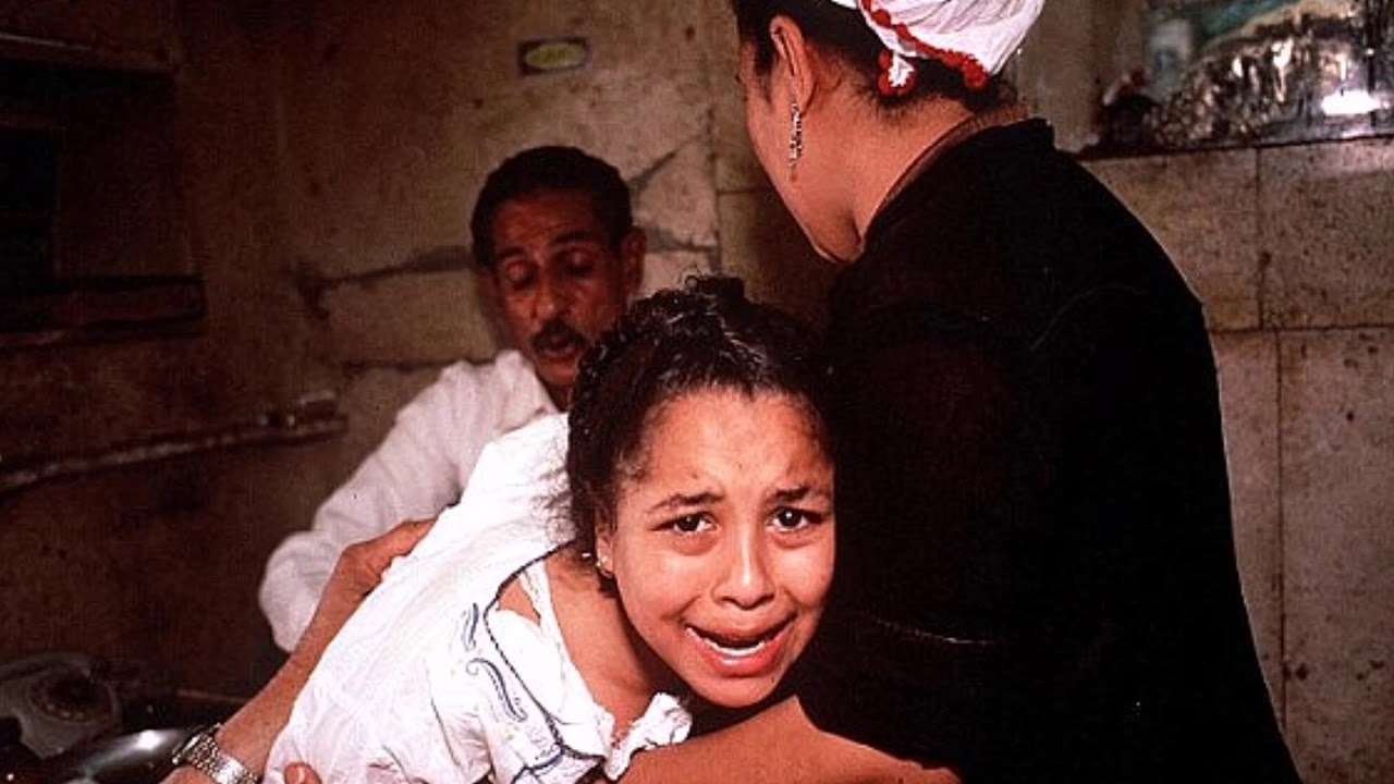Ai Cập: 3 bé gái bị cha đẻ lừa đưa đi tiêm vaccine phòng Covid-19 để cắt âm vật - Ảnh 1.