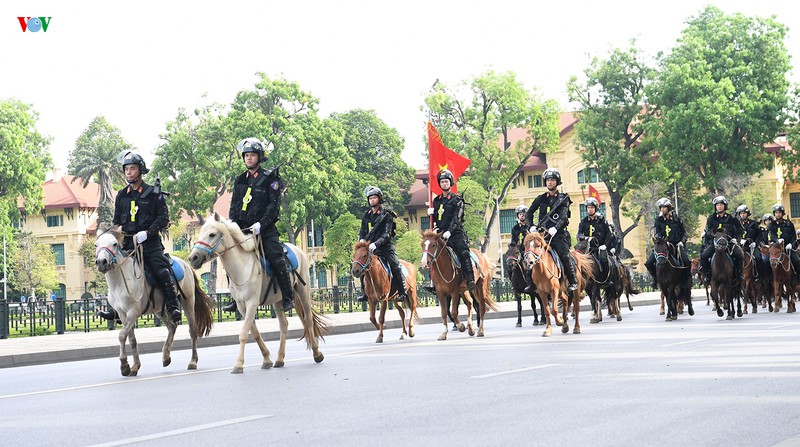 Cảnh sát cơ động Kỵ binh diễu hành ra mắt trước Đại biểu Quốc hội - Ảnh 5.