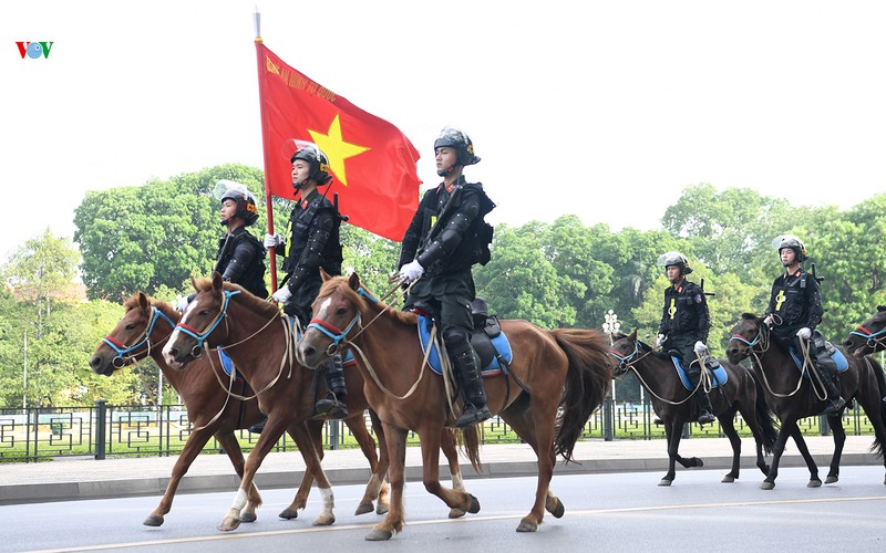 Cảnh sát cơ động Kỵ binh diễu hành ra mắt trước Đại biểu Quốc hội - Ảnh 6.