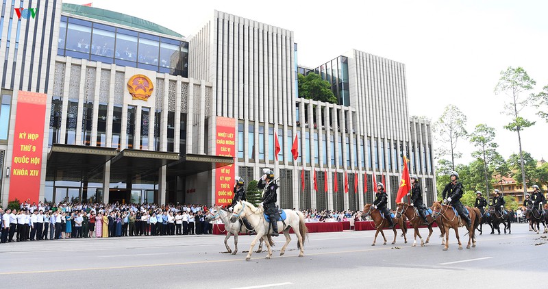 Cảnh sát cơ động Kỵ binh diễu hành ra mắt trước Đại biểu Quốc hội - Ảnh 8.