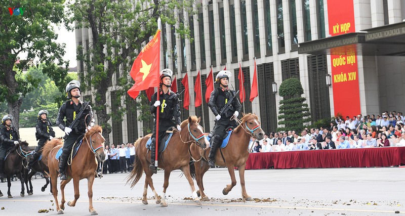 Cảnh sát cơ động Kỵ binh diễu hành ra mắt trước Đại biểu Quốc hội - Ảnh 10.