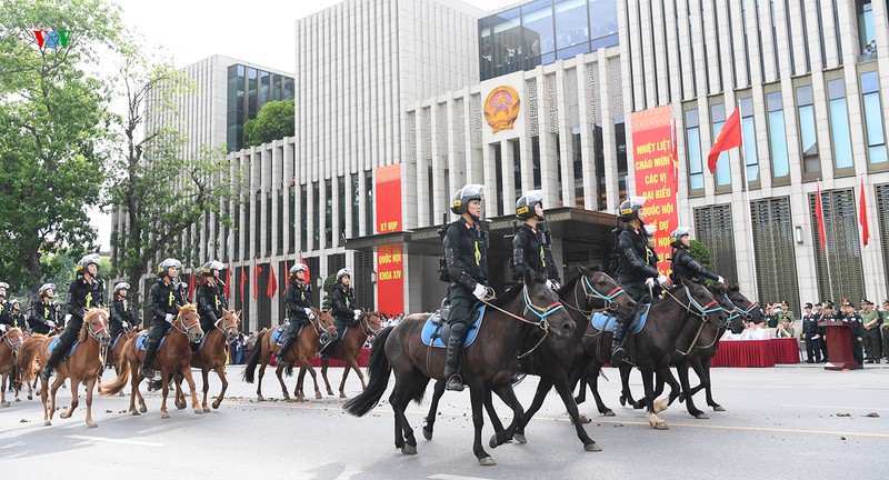 Cảnh sát cơ động Kỵ binh diễu hành ra mắt trước Đại biểu Quốc hội - Ảnh 15.