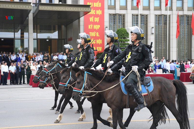 Cảnh sát cơ động Kỵ binh diễu hành ra mắt trước Đại biểu Quốc hội - Ảnh 12.