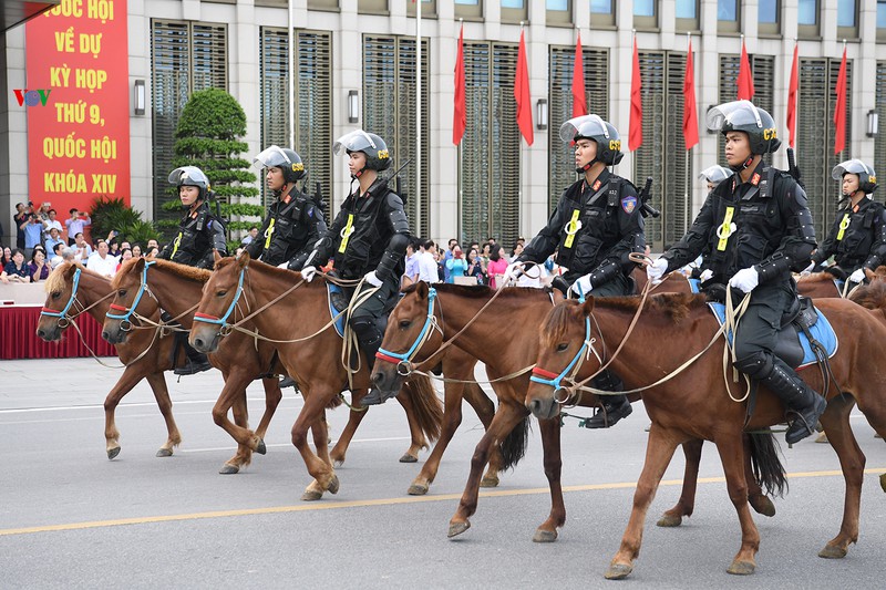 Cảnh sát cơ động Kỵ binh diễu hành ra mắt trước Đại biểu Quốc hội - Ảnh 13.