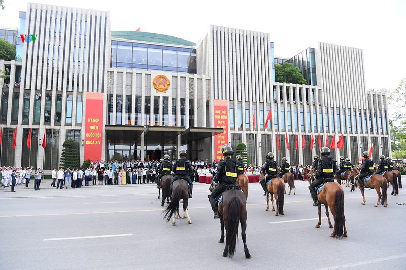 Cảnh sát cơ động Kỵ binh diễu hành ra mắt trước Đại biểu Quốc hội - Ảnh 3.