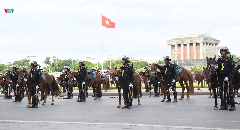 Cảnh sát cơ động Kỵ binh diễu hành ra mắt trước Đại biểu Quốc hội - Ảnh 2.