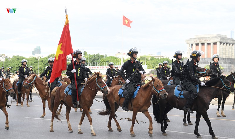 Cảnh sát cơ động Kỵ binh diễu hành ra mắt trước Đại biểu Quốc hội - Ảnh 14.