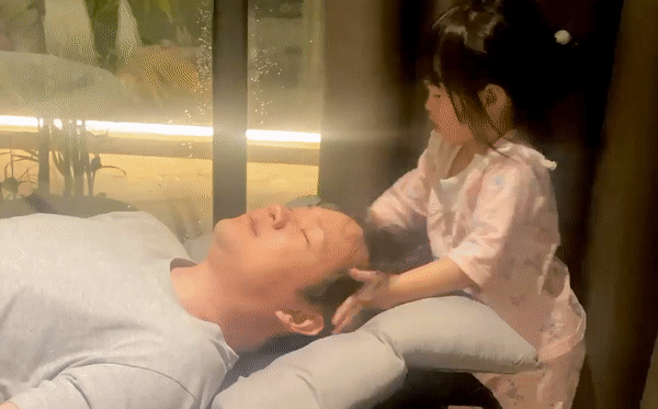 Sau màn massage cho bố, con gái Đặng Thu Thảo &quot;đốn tim&quot; khi trang điểm cho mẹ cực chuyên nghiệp - Ảnh 4.