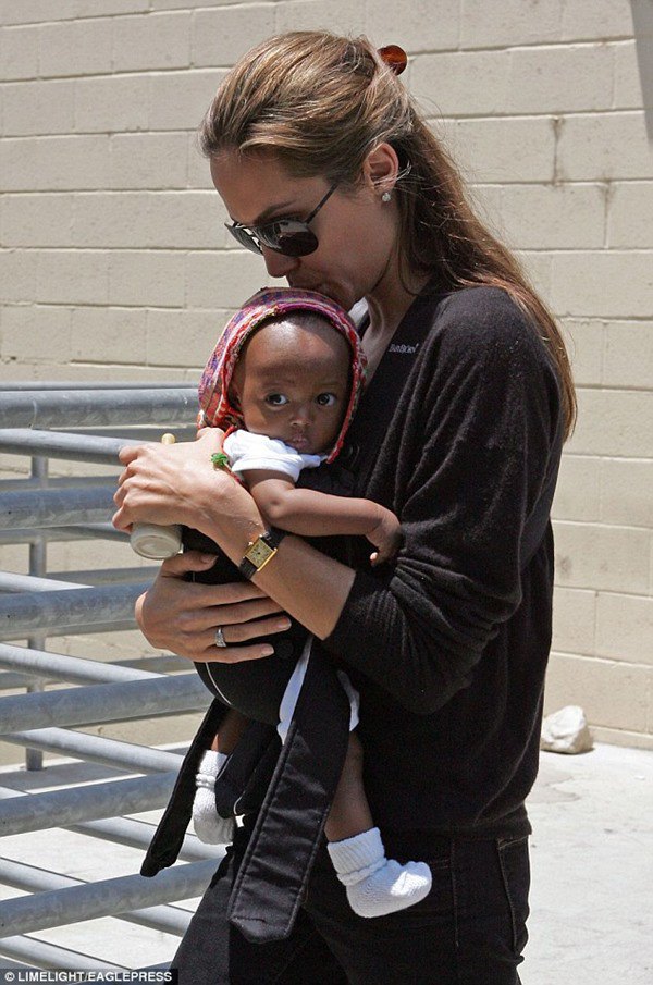 Not the Vietnamese-born son Pax Thien, this child was called "extraordinary" by mother Angelina Jolie. - Photo 7.