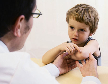 Khi nào sốt, chảy máu mũi của trẻ là dấu hiệu cảnh báo trẻ có nguy cơ mắc ung thư máu - Ảnh 2.