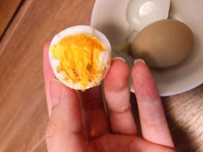 Tốt cho mẹ bầu và trẻ nhỏ, loại trứng đủ màu sắc xanh đỏ khác lạ đắt gấp 15 lần trứng gà được nhiều chị em &quot;lùng mua&quot; - Ảnh 3.