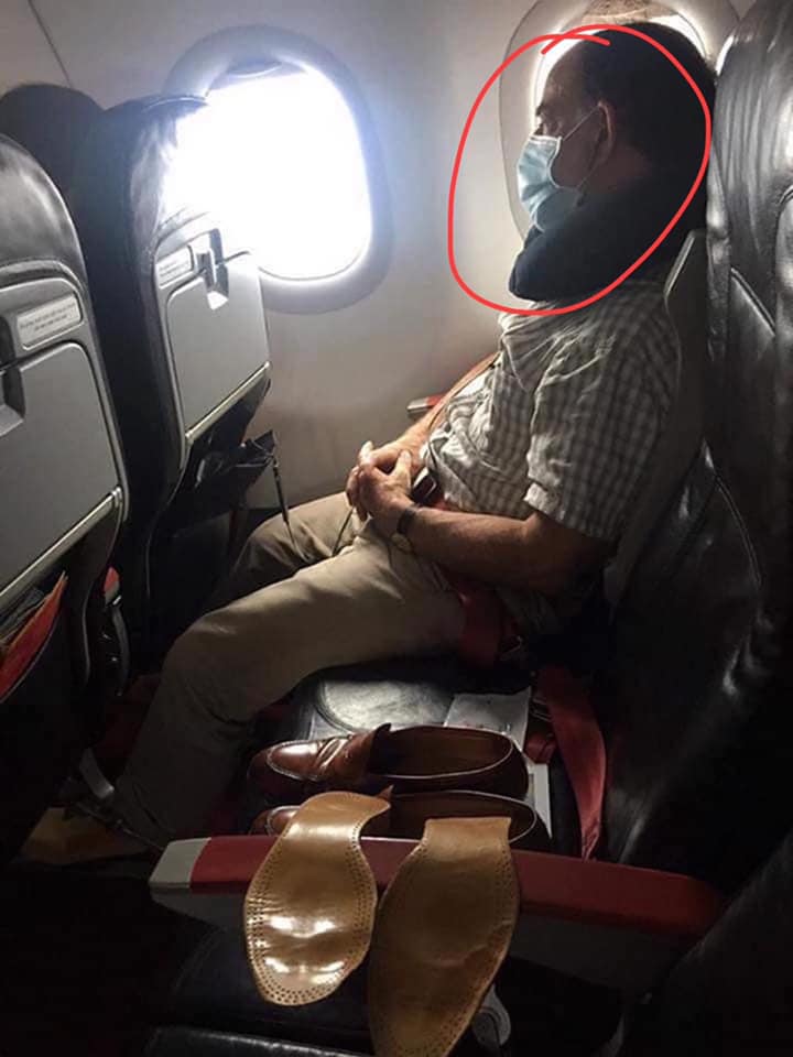 Người đàn ông cẩn thận đeo khẩu trang trên máy bay nhưng lại đặt đồ riêng tư chiếm lĩnh ghế bên cạnh khiến người nhìn phải lắc đầu ngao ngán - Ảnh 1.