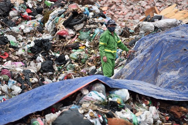 Xử lý mùi thối đang &quot;đầu độc&quot; người dân khu Nam Sơn: Dành 5 ha đất xây ô chứa nước rỉ rác - Ảnh 1.