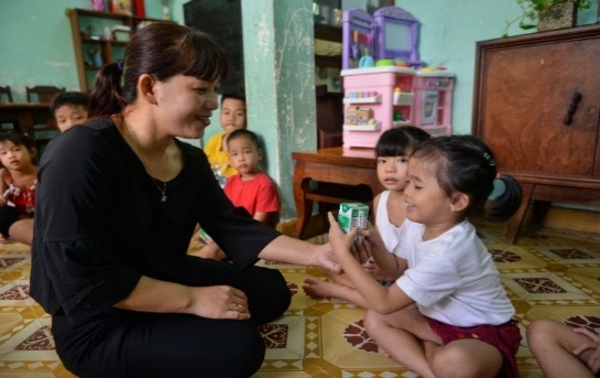 Chị Nguyễn Thị Ánh Thu, một trong những người mẹ nhân hậu ở Làng Thiếu niên Thủ Đức cho biết mỗi em nhỏ ở đây đều có hoàn cảnh, số phận và cuộc đời riêng, nhưng chung quy đều là những đứa trẻ bất hạnh khi vừa mới lọt lòng mẹ. &quot;Các con rất ngoan nhưng luôn thiếu thốn tình thương và cả vật chất. Vì vậy, chúng tôi thật sự cảm ơn chương trình Quỹ sữa Vươn cao Việt Nam đã đến đây, san sẻ yêu thương với các con và mang đến cho các con những ly sữa ngọt ngào&quot;, chị Thu tâm sự.