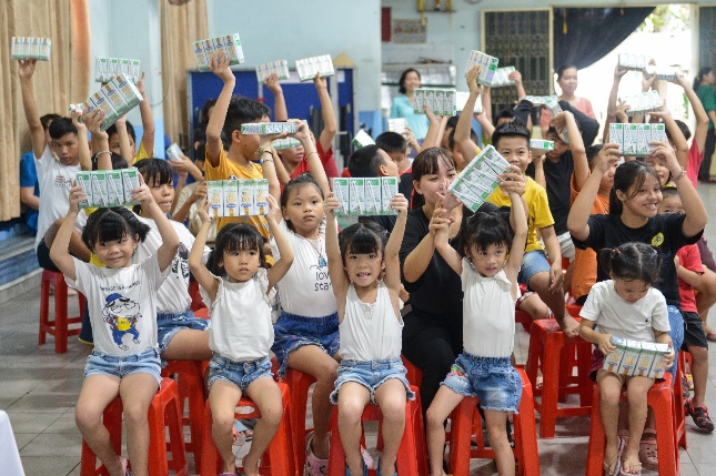 Ông Nguyễn Hữu Tài, Giám đốc Làng Thiếu niên Thủ Đức, chia sẻ: &quot;Trẻ ở Làng được thực hiện đầy đủ chế độ, chính sách, khẩu phần ăn đa dạng, phong phú. Chúng tôi rất vui mừng khi năm nay trẻ đã được Quỹ sữa Vươn cao Việt Nam và công ty Vinamilk hỗ trợ uống sữa, giúp trẻ phát triển hơn về thể chất, nhất là chiều cao, cân nặng. Chúng tôi rất mong Vinamilk và chương trình Quỹ sữa sẽ tiếp tục tạo điều kiện cho trẻ của Làng được tiếp cận với những sản phẩm bổ dưỡng này&quot;.