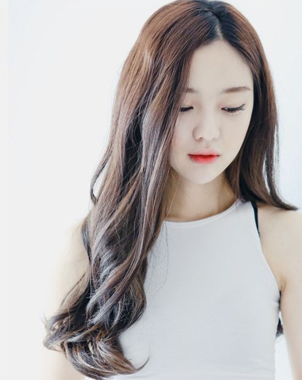 Tóc dài uốn gợn sóng Hàn Quốc không chỉ là một kiểu tóc xinh đẹp mà còn là một biểu tượng cho tính cách mạnh mẽ, dám nghĩ dám làm. Nếu bạn muốn trông quyến rũ và cá tính hơn, hãy thử sức với kiểu tóc này. Hãy xem hình ảnh để cảm nhận bản thân như thế nào!