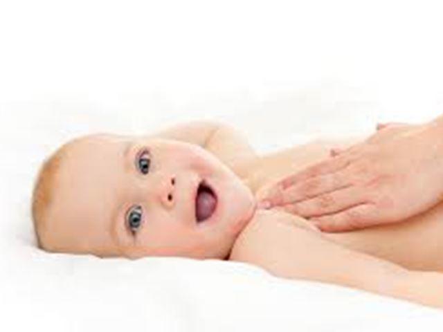 Cách massage cho trẻ sơ sinh dễ ngủ, dễ tiêu hóa, lợi ích đủ đường - Ảnh 4.