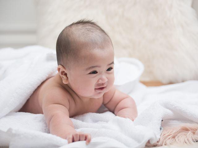 Cách massage cho trẻ sơ sinh dễ ngủ, dễ tiêu hóa, lợi ích đủ đường - Ảnh 1.