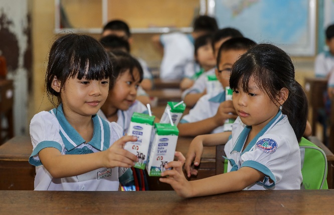 Việc uống sữa mỗi ngày khi đến lớp góp phần giúp các em có thêm năng lượng để học tập, tham gia vào các hoạt động, góp phần phát triển thể trạng một cách toàn diện