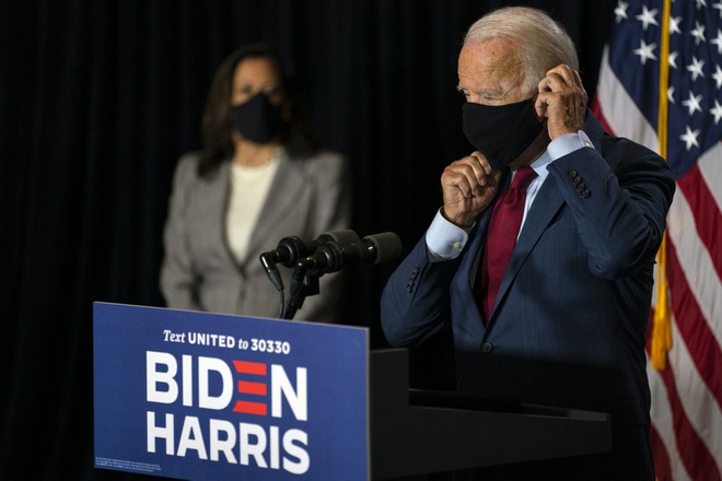 Joe Biden - Kamala Harris kêu gọi đeo khẩu trang để cứu 40.000 người Mỹ khỏi Covid-19 - Ảnh 1.