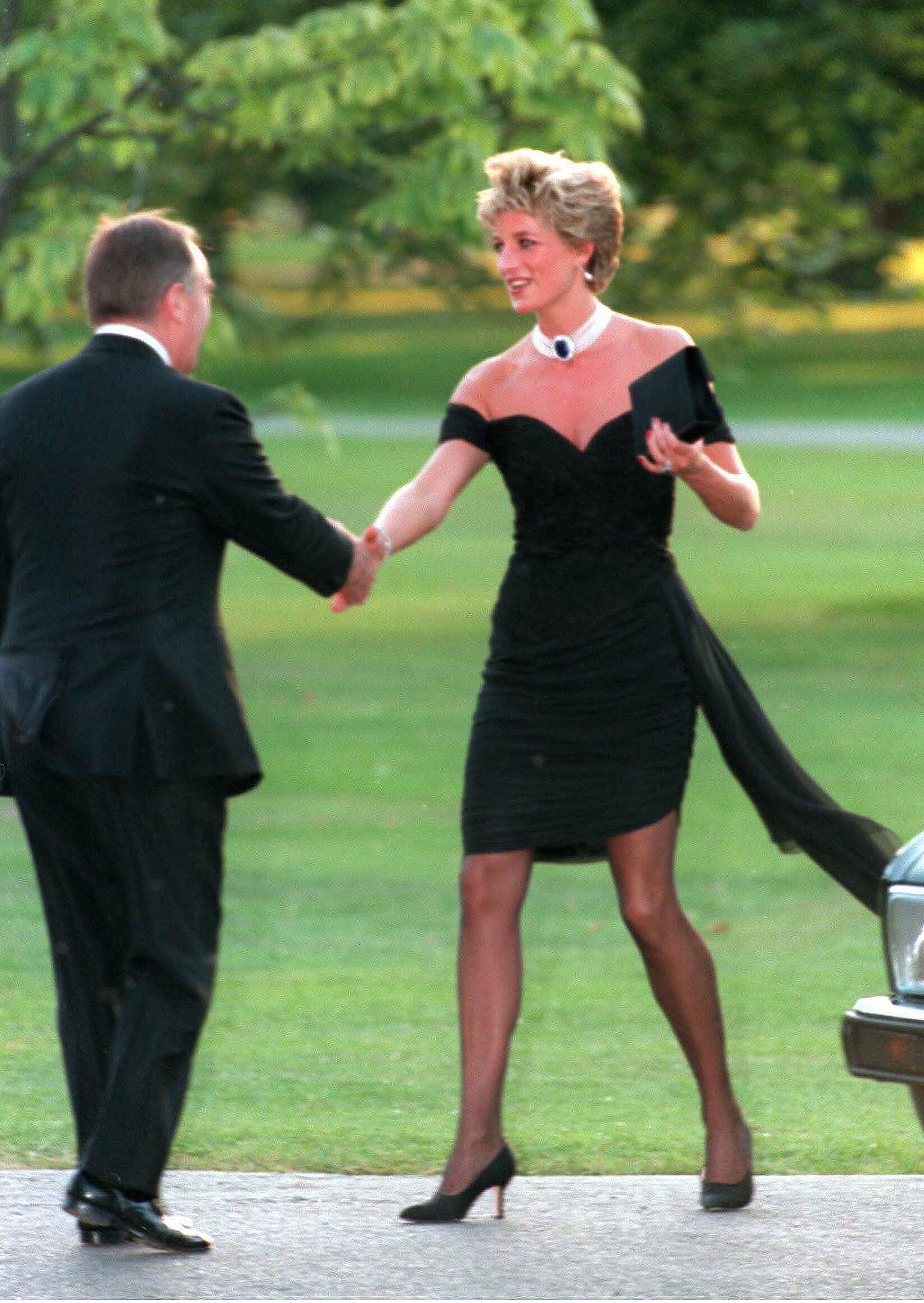 Meghan Markle bị tố cố tình bắt chước mẹ chồng Diana diện &quot;bộ váy trả thù&quot; như một cái tát vào mặt Hoàng gia Anh - Ảnh 3.